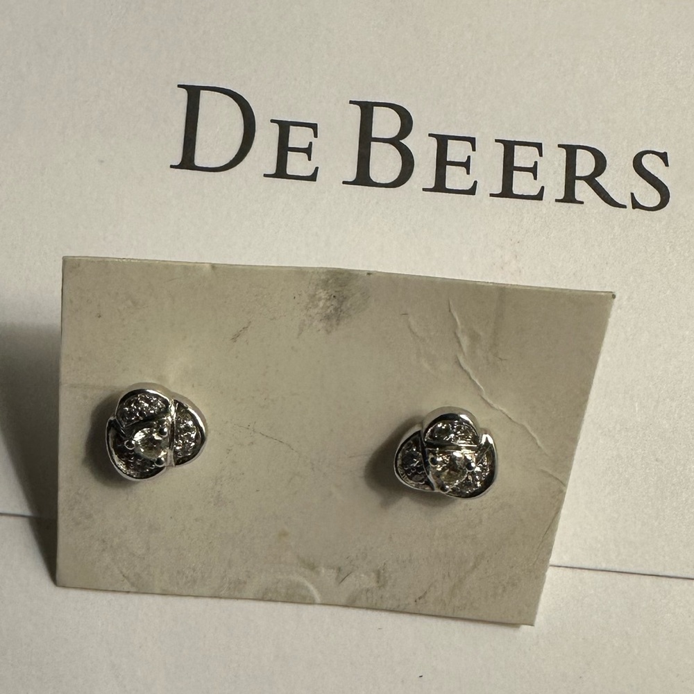 Beautiful Flower in the Wind earrings. 18K white gold .20 carat diamonds